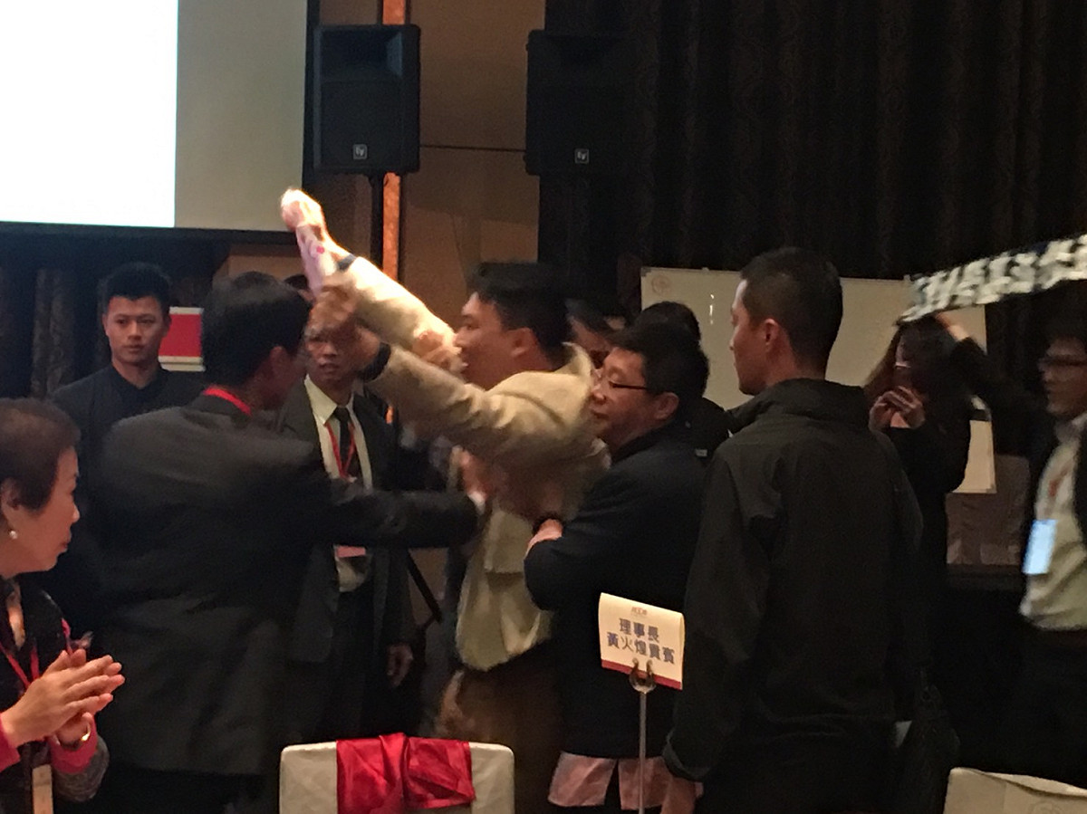 抗議者最後被保全人員架出會場。 圖：張正霖/攝