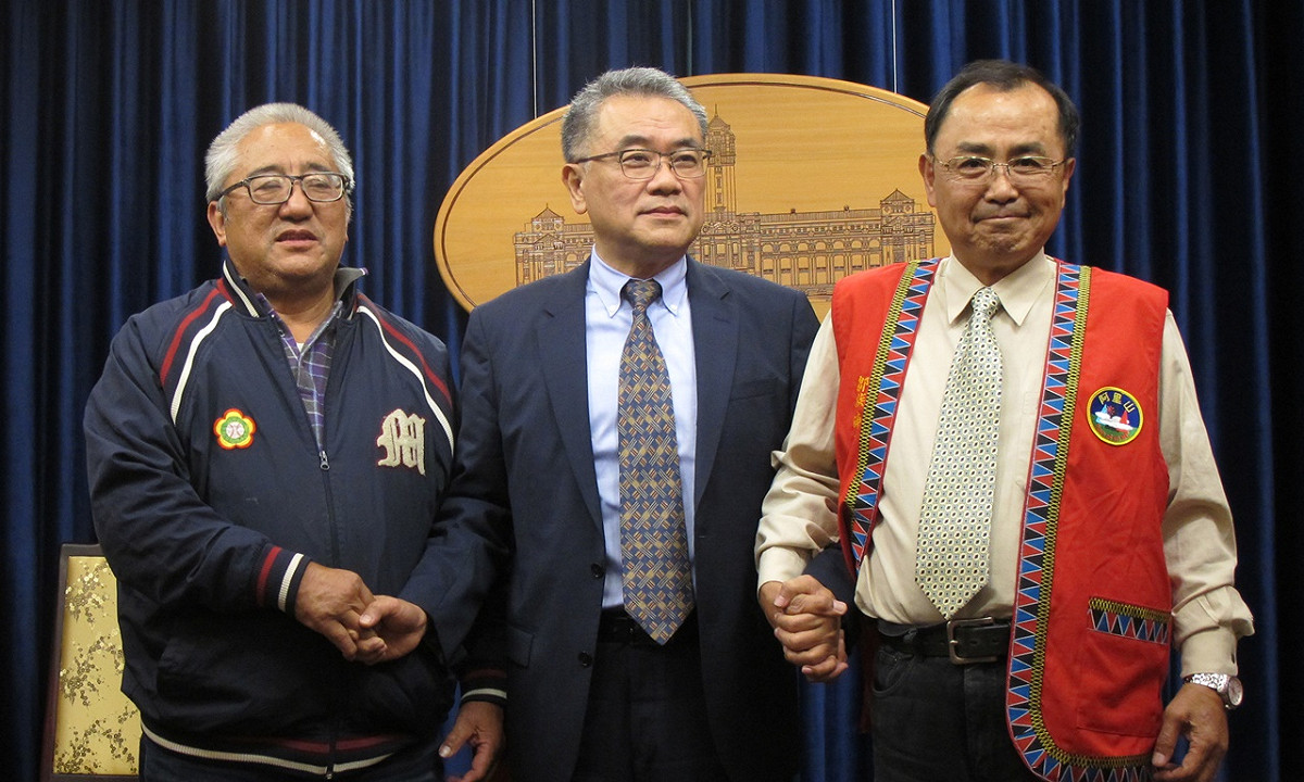 原轉會副召集人瓦歷斯、台糖董事長黃育徵及另位副召集人浦忠成28日出席原轉會後記者會。 圖：林朝億/攝
