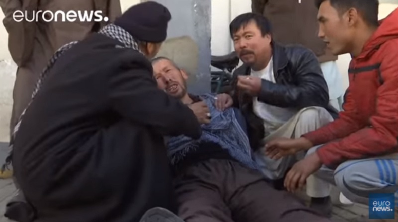 目擊者表示，爆炸現場滿目瘡痍，地上還躺著許多傷患和死者遺體。 圖：翻攝euronews