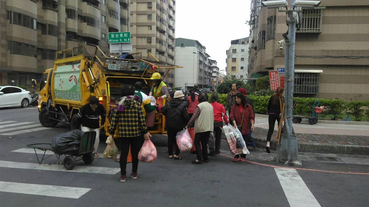 元旦當天台中沒有沿街收運垃圾車，但是提供定時定點垃圾收運服務！ 圖：台中環保局提供