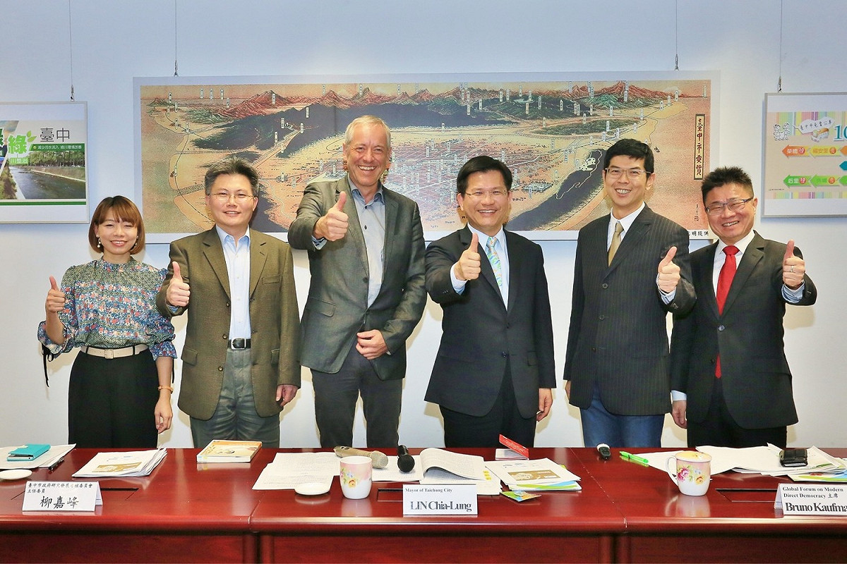 現代直接民主全球論壇主席Bruno Kaufmann拜訪台中市政府，與台中市長林佳龍暢談直接民主議題。 圖：台中市政府/提供