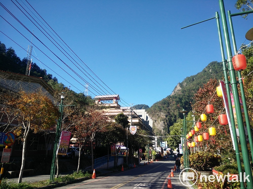 在谷關街上抬頭望，盡是藍天。 圖 : 唐復年/攝