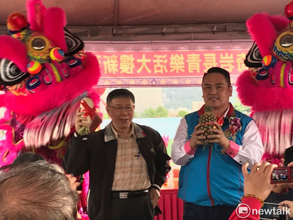 台北市長柯文哲（左）今（29）日出席北投奇岩長青樂活大樓新建工程動土典禮，國民黨市議員陳重文（右）也出席。 圖：周煊惠 / 攝