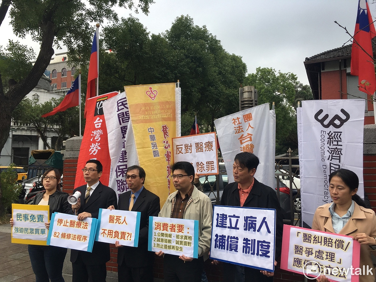 醫療法部分條文修正草案今（29）日即將在立法院院會三讀通過，本次修法稱能讓醫療刑責更明確化、能避免濫訴，但消基會質疑，在昨天各黨團協商結論中，協商版條文大幅減輕醫療機構的民事責任，當醫病糾紛發生時，民眾更容易「以刑逼民」提告，無助於原本緊張的醫病關係。 圖：黃韋銓/攝