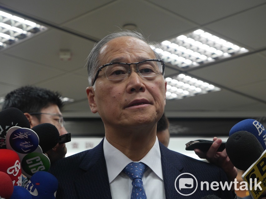 外交部長李大維今（29）天上午親自到領務局慰問基層同仁，首度在媒體鏡頭前，鞠躬道歉。 圖：趙婉淳/攝
