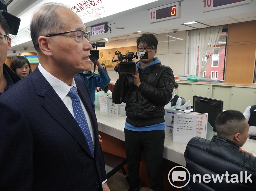 外交部長李大維上午親自前往領務局，探視基層同仁，並表達深致歉意，更首次在媒體鏡頭前，向全體國人鞠躬道歉。 圖：趙婉淳/攝