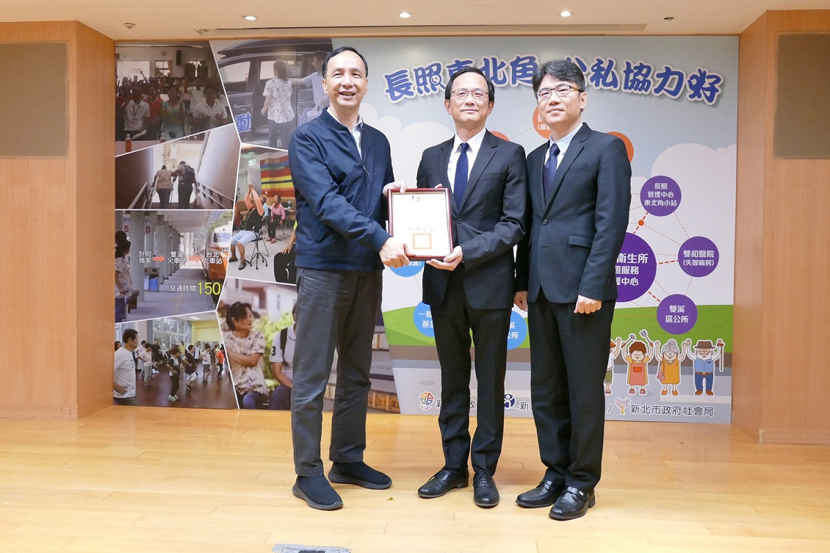 朱立倫市長致贈感謝狀，感謝裕融企業交通接送服務，協助偏鄉民眾解決交通不便的問題。 圖：新北市政府／提供