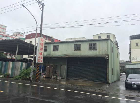 不肖業者占用土地做快炒店、倉庫牟利的鐵皮屋。 圖：新北市工務局/提供