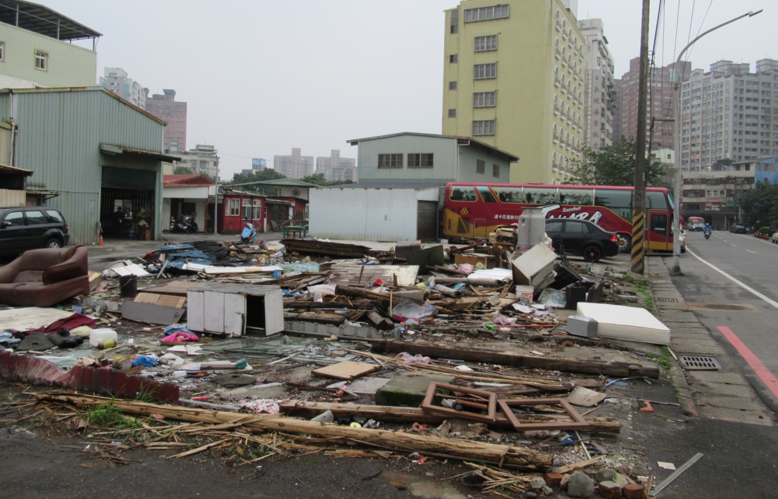 新北市工務局將淡水淡海路1處違建戶夷為平地。 圖：新北市工務局/提供