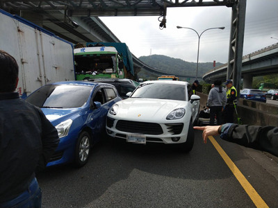 國道一號北上36公里處林口路段29日中午發生連環車禍，2輛貨車及9輛自小客車撞成一團，救難人員到場發現11輛車連環事故，無人受困，5人受到擦傷。車輛回堵5公里。 圖 : 新北市消防局/提供