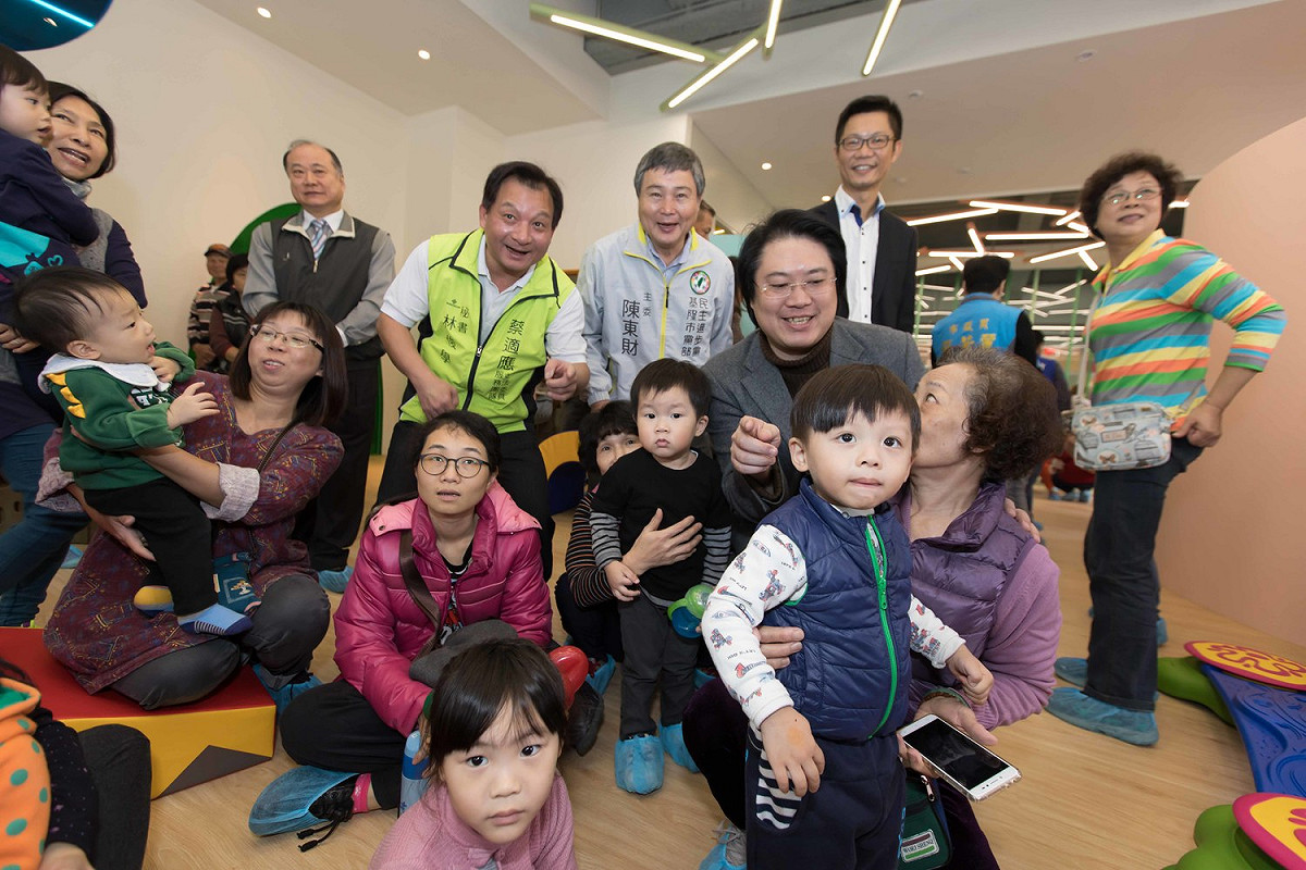 基隆市「仁愛親子館」今日上午舉行揭牌啟用典禮，市長林右昌與現場孩童互動。 圖：基隆市政府 / 提供