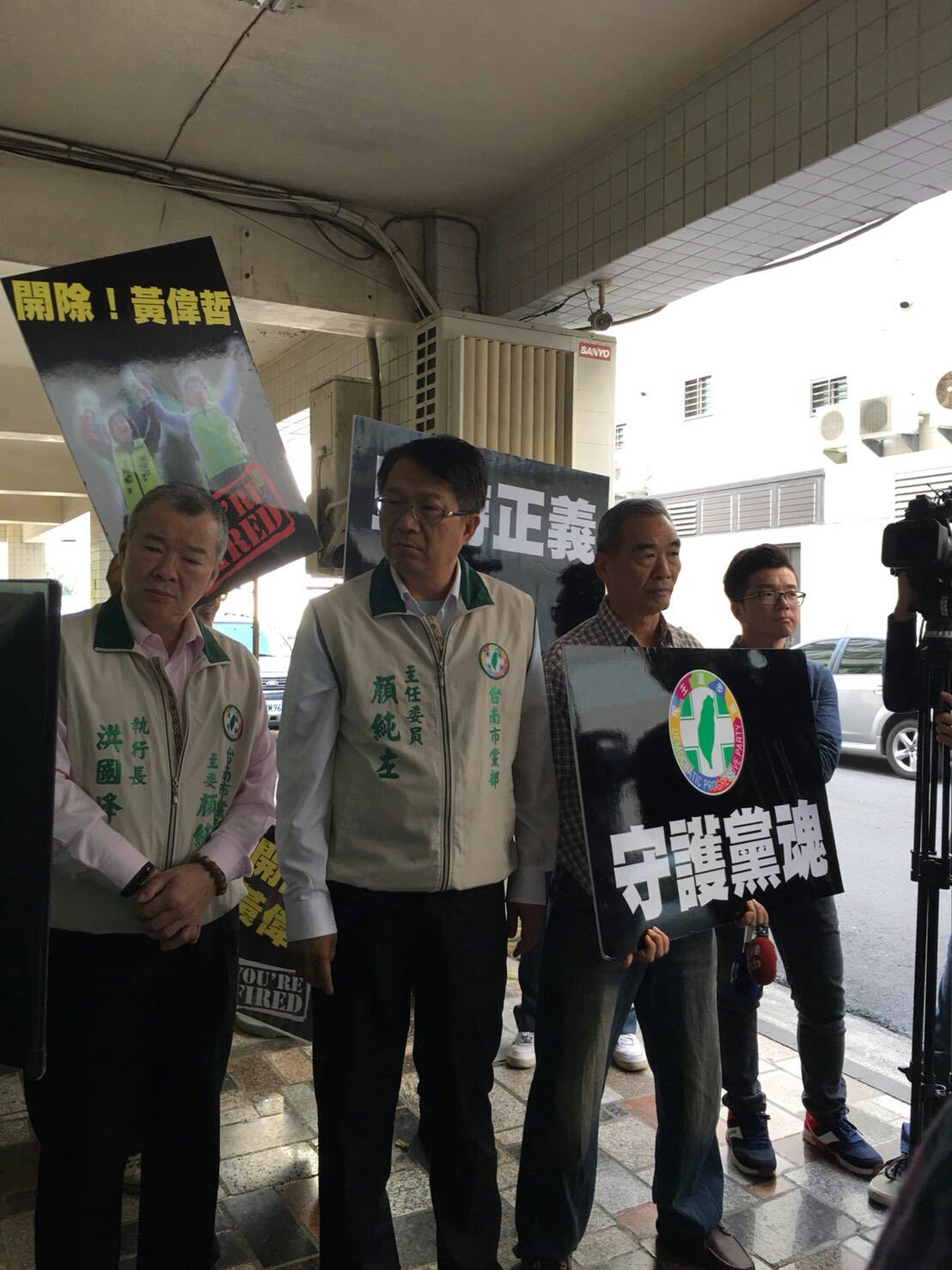 顏純左認為，日前市代表因看不過他們的行徑而退黨，這是創黨以來第一次有市代表退黨，還有20多年資深黨齡的律師退黨，表示目前市長初選的狀況，讓黨員對民進黨的信心瓦解。他會將陳情書轉給中央，並要求黨中央依黨紀黨綱處理，捍衛民進黨尊嚴，給黨員一個交代，還給民進黨民主正義，絕不讓台南的民主蒙羞。 圖：黃博郎／攝