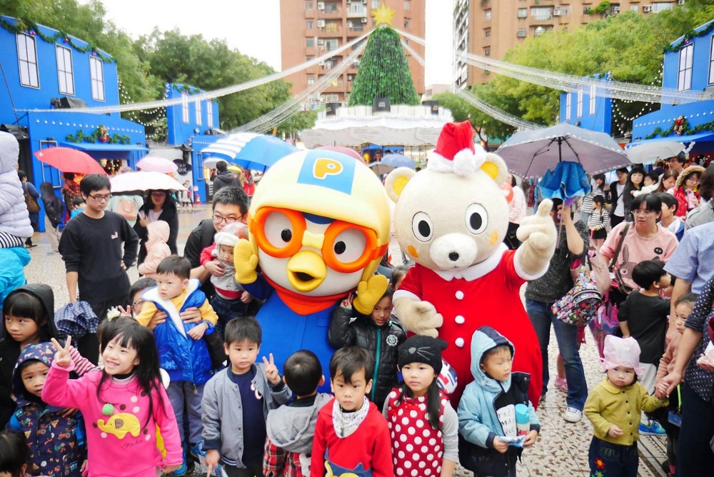 大家最熟悉的新北市歡樂耶誕城「站前閃耀燈區」可愛桑塔熊舞台，在元旦假期將有一系列精彩活動。 圖：新北市觀旅局/提供