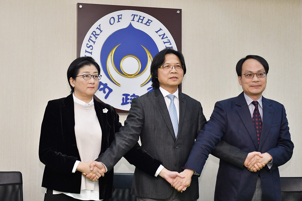 黨產會主委林峯正、內政部長葉俊榮、婦聯會主委雷倩（由右至左）今（29）日下午簽訂的三方行政契約備忘錄（MOU）。 圖：內政部／提供（資料照片）
