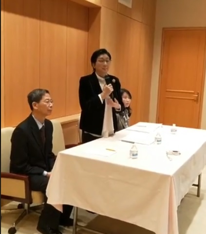 婦聯會主委雷倩（站立者）今（29）天在內政部、黨產會、婦聯會共同簽署三方行政契約備忘錄（MOU）後召開記者會。 圖：截自雷倩記者會臉書直播畫面