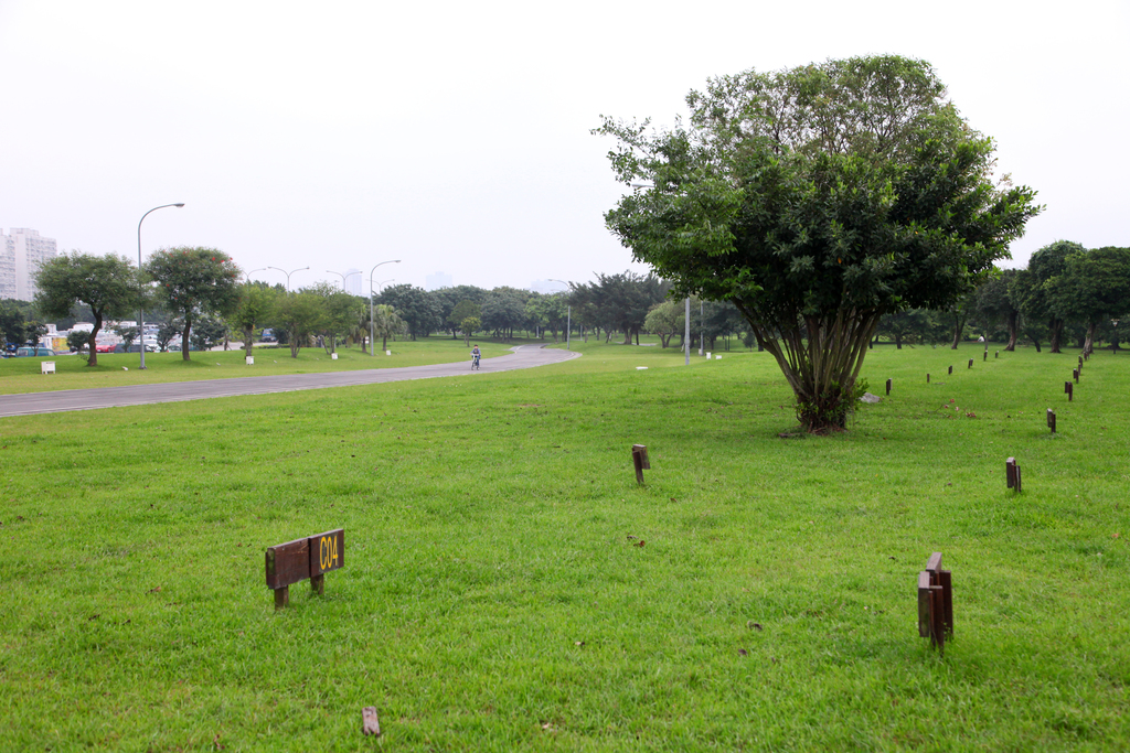 想跨年不想人擠人？不妨選擇到台北市28座河濱公園，鋪上一張野餐墊，就可以在草地上享受廣闊星空。圖為華中露營場。 圖：台北旅遊網提供／王能佑攝