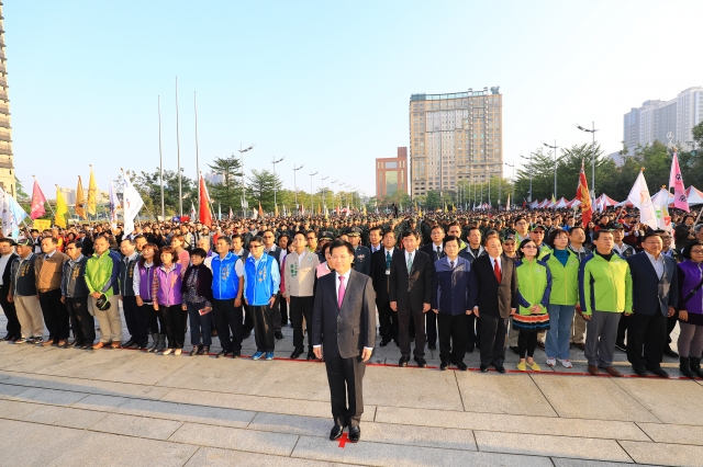 台中市政府配合2018為花博年，元旦升旗典禮將邀請新住民一同唱國歌，象徵新的一年台中市將因花博而走向國際。(圖為106年市長林佳龍元旦升旗典禮率同仁唱國歌。) 圖：翻攝台中市政府官網
