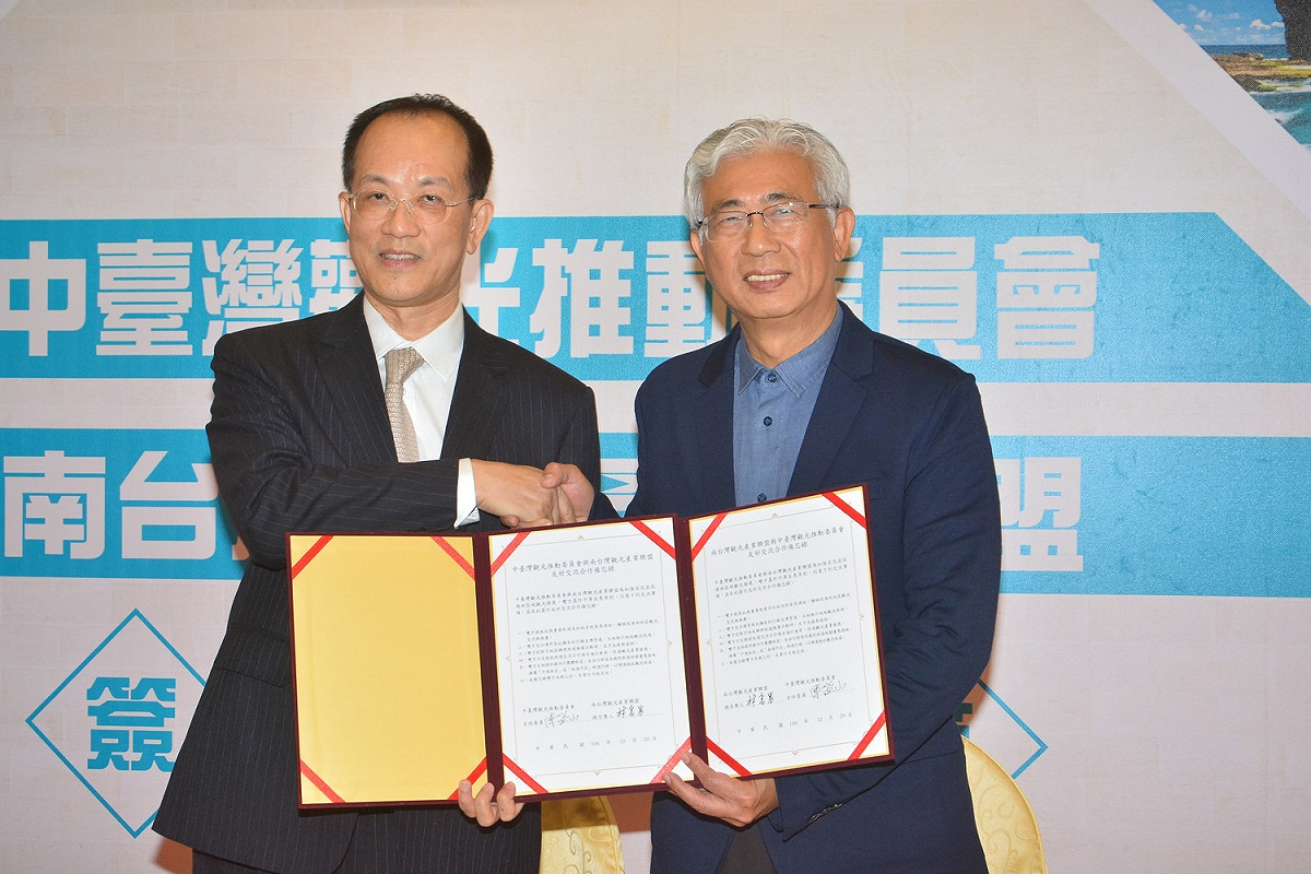 南台灣觀光產業聯盟總召集人林富男(左)和台中市觀光旅遊局陳盛山局長(右)微笑合照迎接中台灣觀光新紀元。
 圖:台中市政府/提供