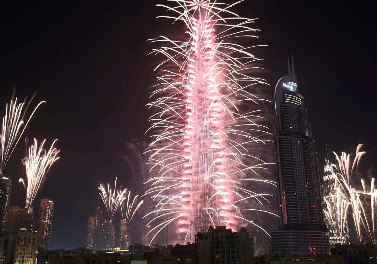 杜拜哈里發塔（Burj Khalifa）高近828公尺，是全球最高樓，也是全球最引人注目的摩天大樓之一。人潮將在跨年夜聚集哈里發塔前觀賞絢爛煙火。  圖: 達志影像 /美聯社