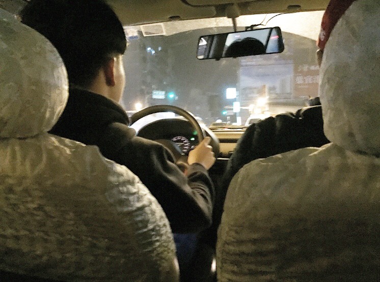 公路總局表示，有違規記點或吊扣駕照的高齡駕駛人，在收到通知後務必要於3個月內辦理換照，以免受註銷駕照處分。資料片。 圖：蔣季珊/攝