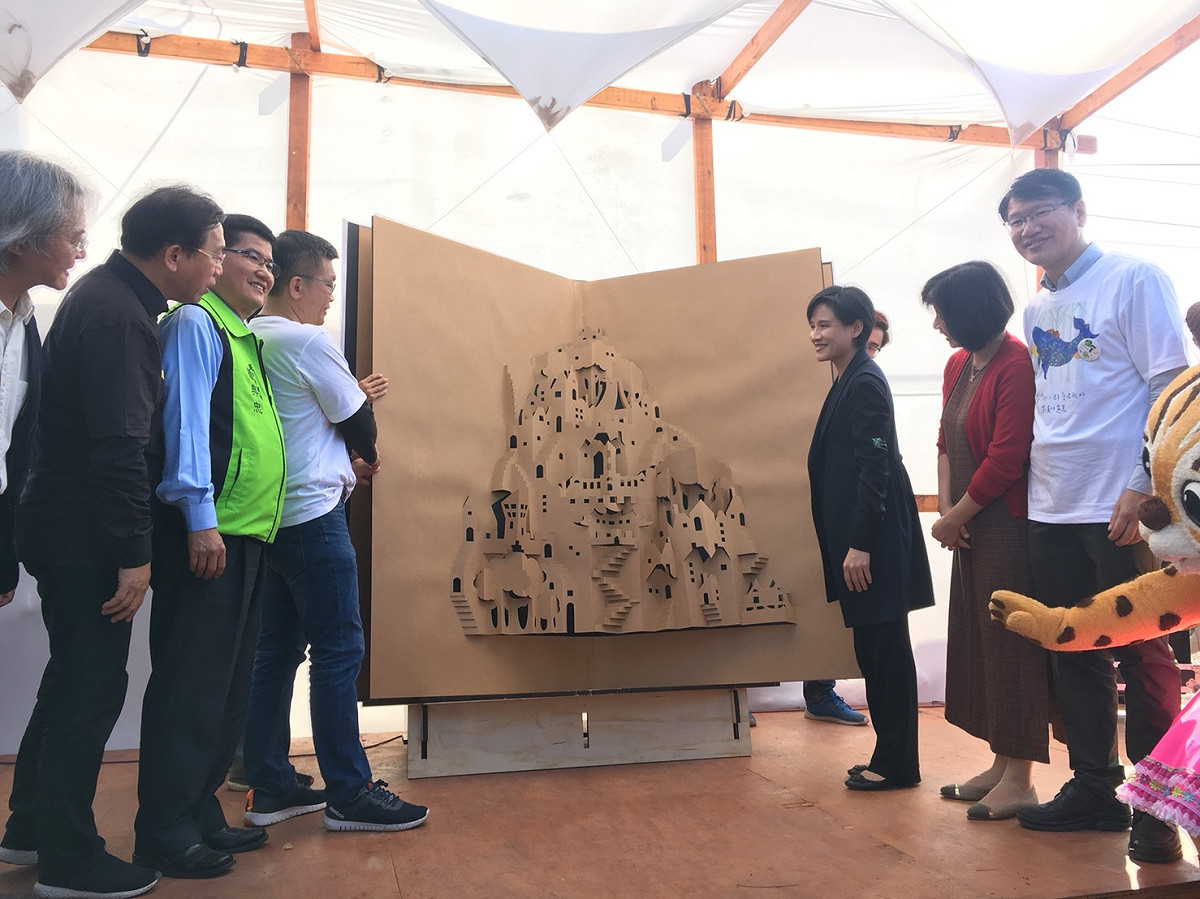 掀開立體書，海灣繪本館正式啟動。 圖：蔡其昌辦公室/提供