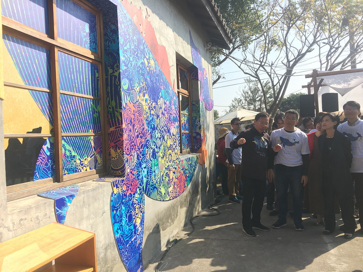 海灣繪本館牆面跳躍著一隻美麗彩色的大翅鯨， 圖：蔡其昌辦公室/提供