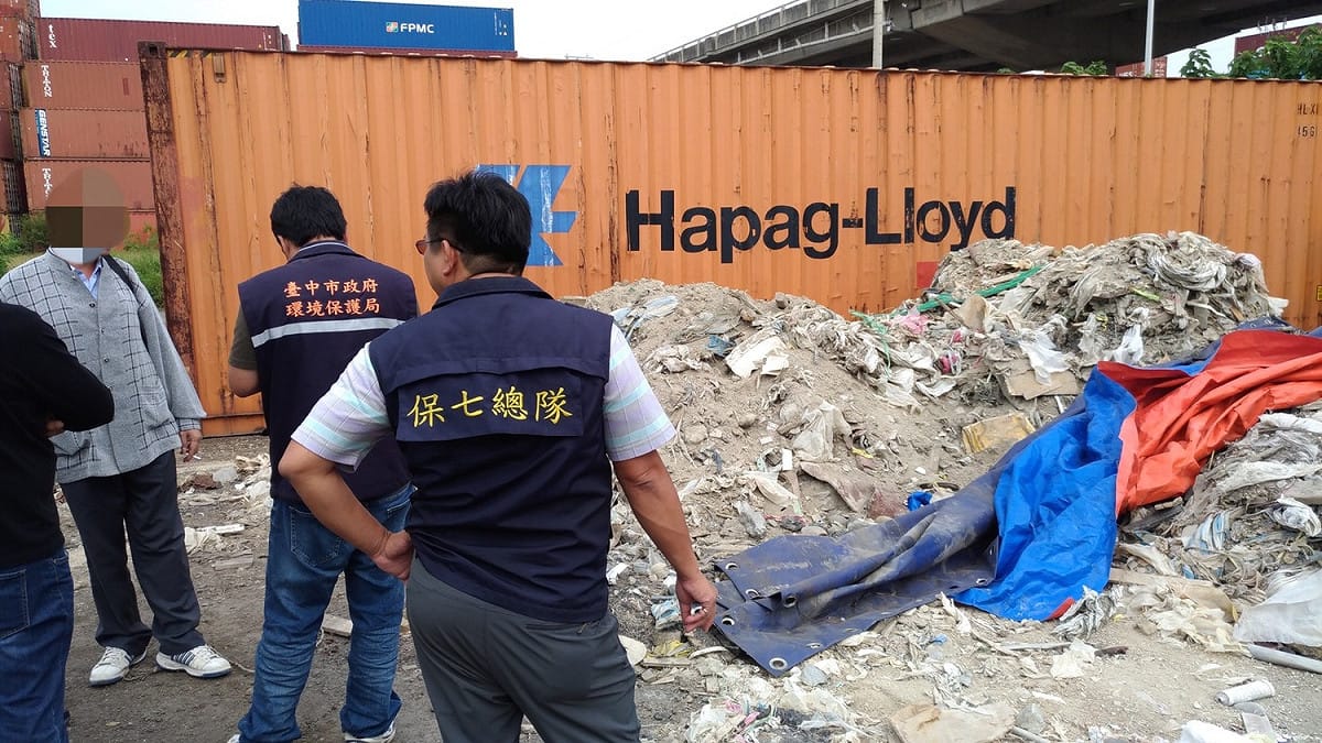 台中市環保局跟保七總隊的隊員共同執行稽查。 圖：台中市政府/提供