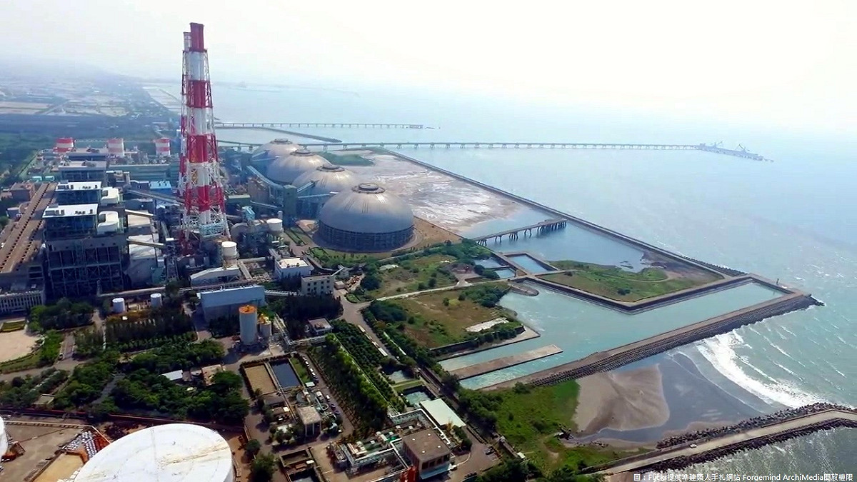 台電為維護空氣品質，今早已針對台中電廠、興達電廠進行降載減排作業。 圖：翻攝自Flickr/準建築人手札網站 Forgemind ArchiMedia開放權限