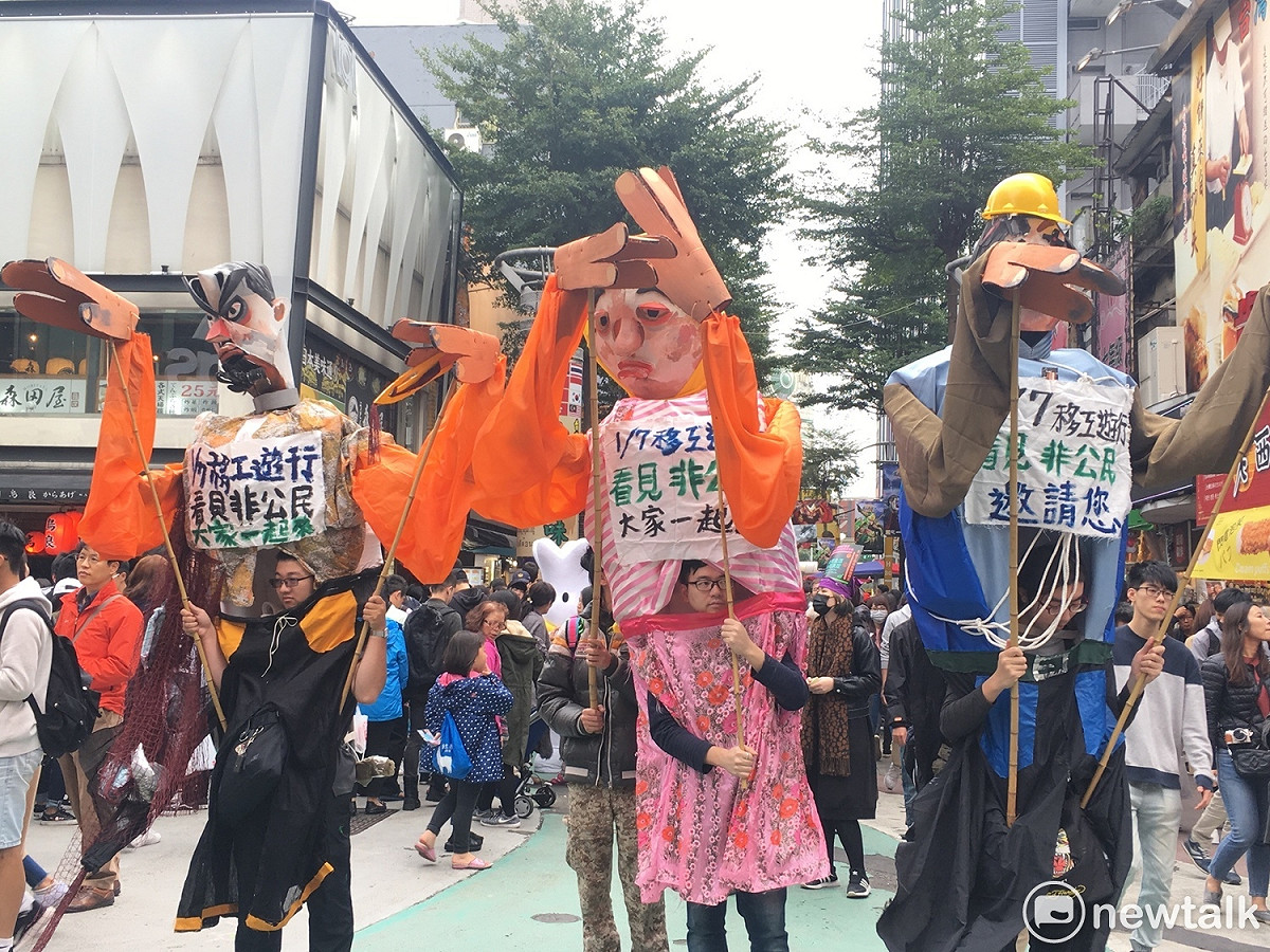 民團成員裝扮成漁工、看護工、廠工（從左至右）象徵移工來台從事的三大職業。 圖：黃韋銓/攝