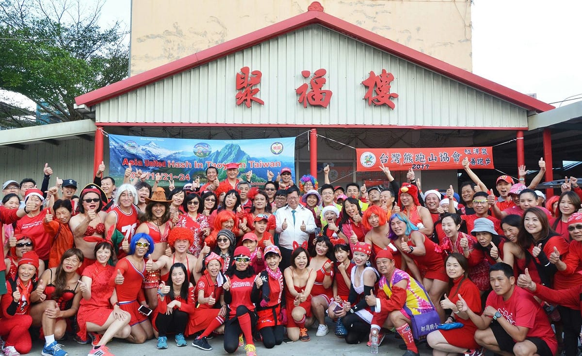 在桃園市聚福樓前，鄭文燦與跑者還有台灣熊跑山協會合照。 圖：桃園市政府/提供