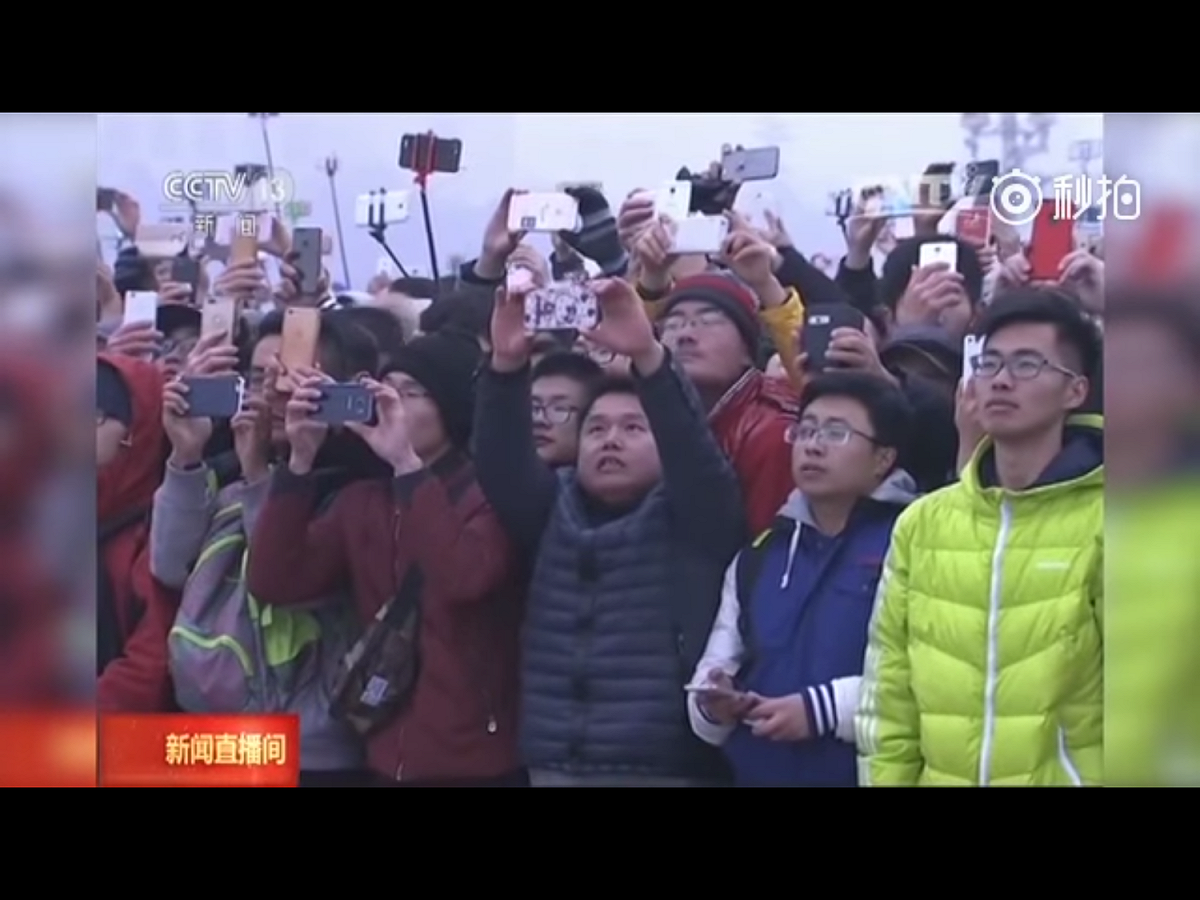 2017年元旦天安門升旗儀式，現場民眾爭相拍攝五星旗升起的畫面。 圖：翻攝自Youtube