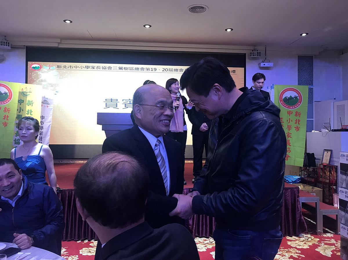 周錫瑋與蘇貞昌握手致意，兩位老縣長明年有沒有機會各自代表藍綠出馬參選新北市長？還是由現任副市長侯友宜迎戰民進黨的哪一位參選人，讓我們繼續看下去。 圖：周錫瑋辦公室提供