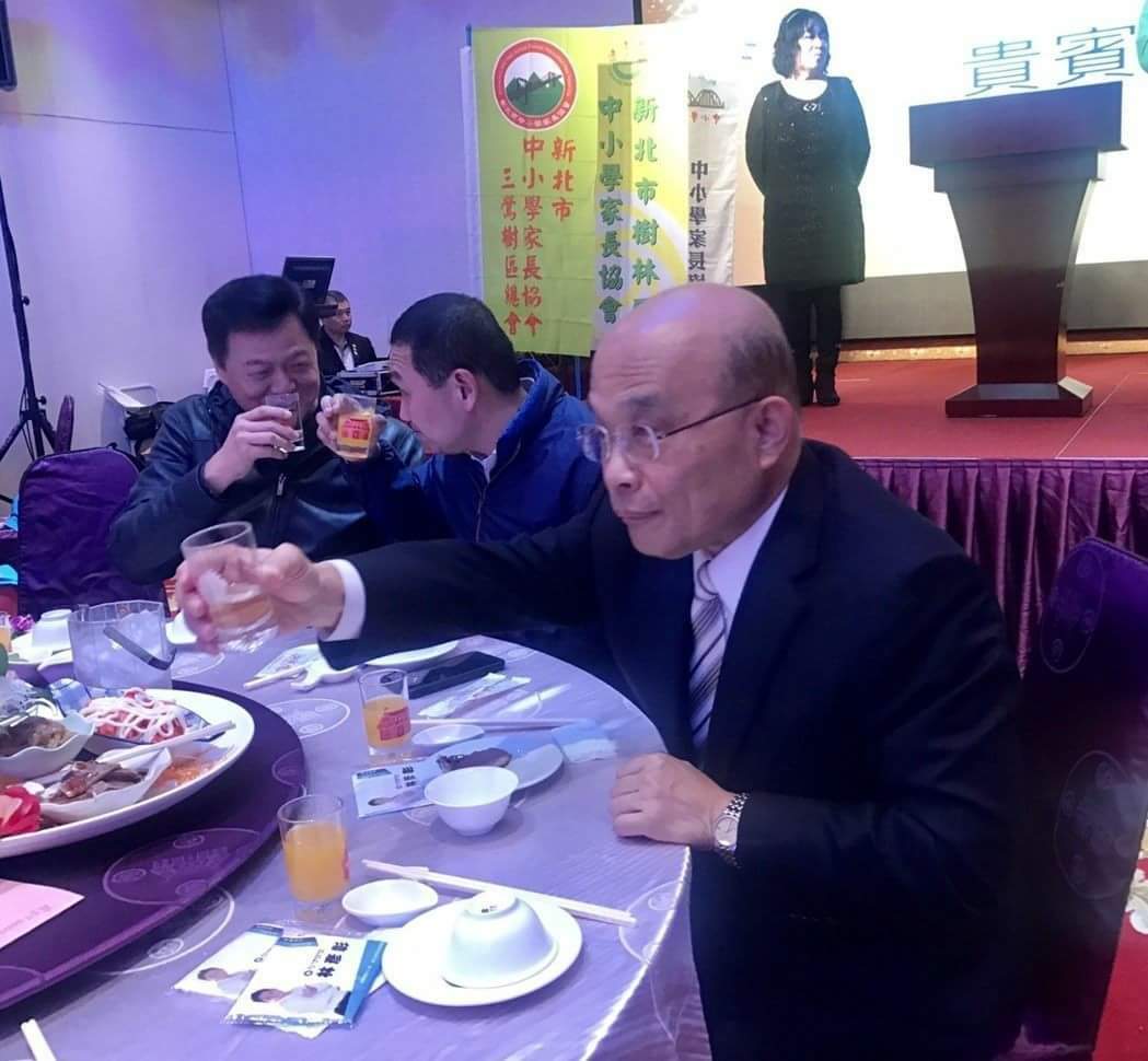 蘇貞昌、侯友宜、周錫瑋三人昨晚首度「同框」，現場散發出濃濃的政治味。 圖：翻攝自Steven Chen臉書