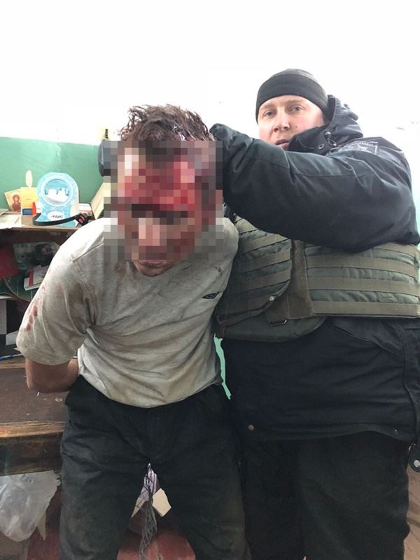 烏克蘭郵局人質危機落幕，嫌犯遭警方逮捕時血流滿面。 圖取自Arsen Avakov推特