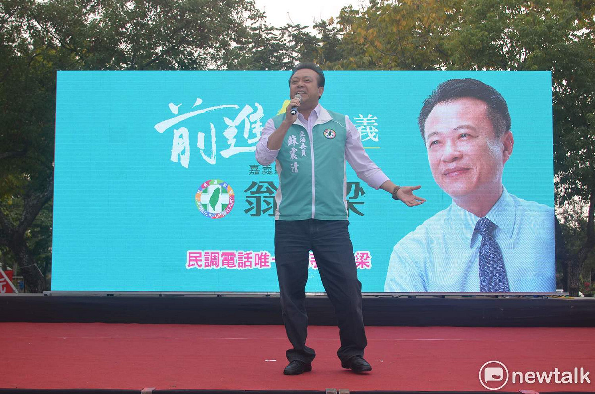 立委蘇震清站台時唱「朋友」，頗有明星架式。 圖 : 蔡坤龍/攝