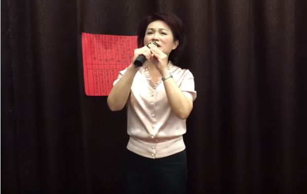 蕭淑麗唱「苦海女神龍」時，被譽為「女神」。 圖 : 擷取自網路