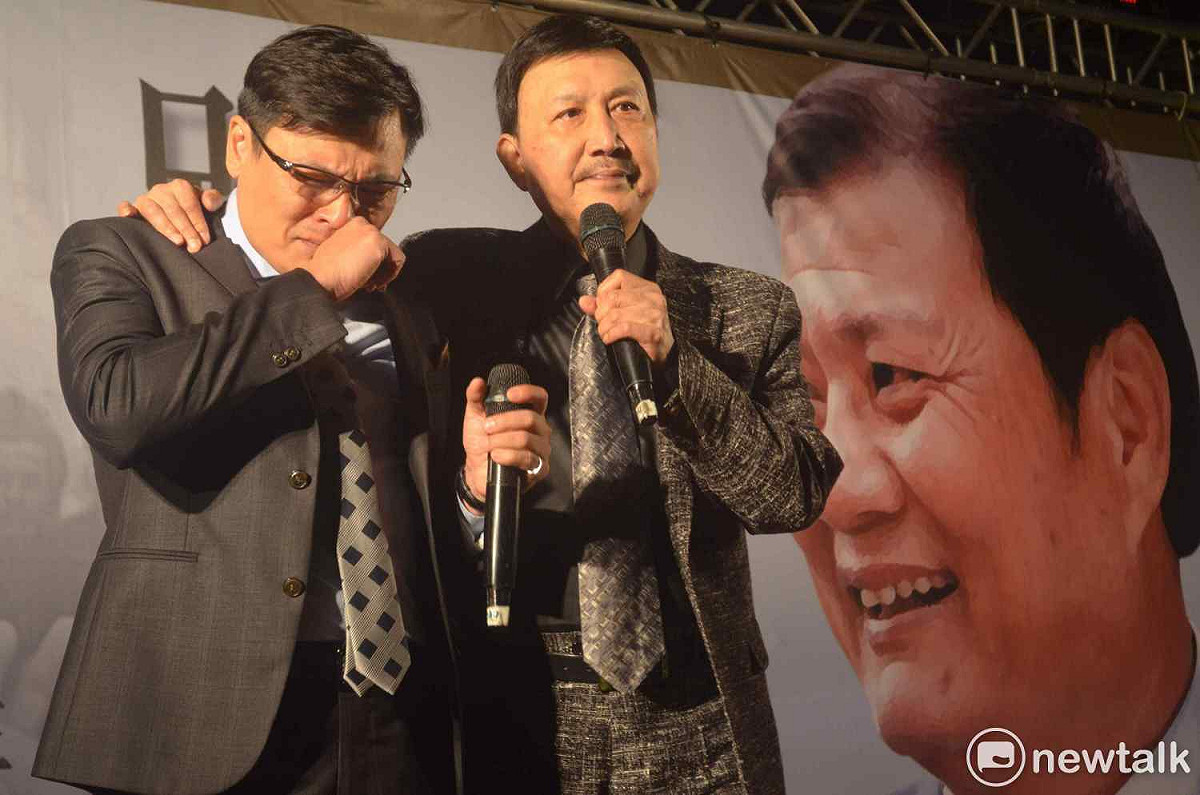 余天用歌聲安慰思念父親的黃大祐。 圖 : 蔡坤龍/攝