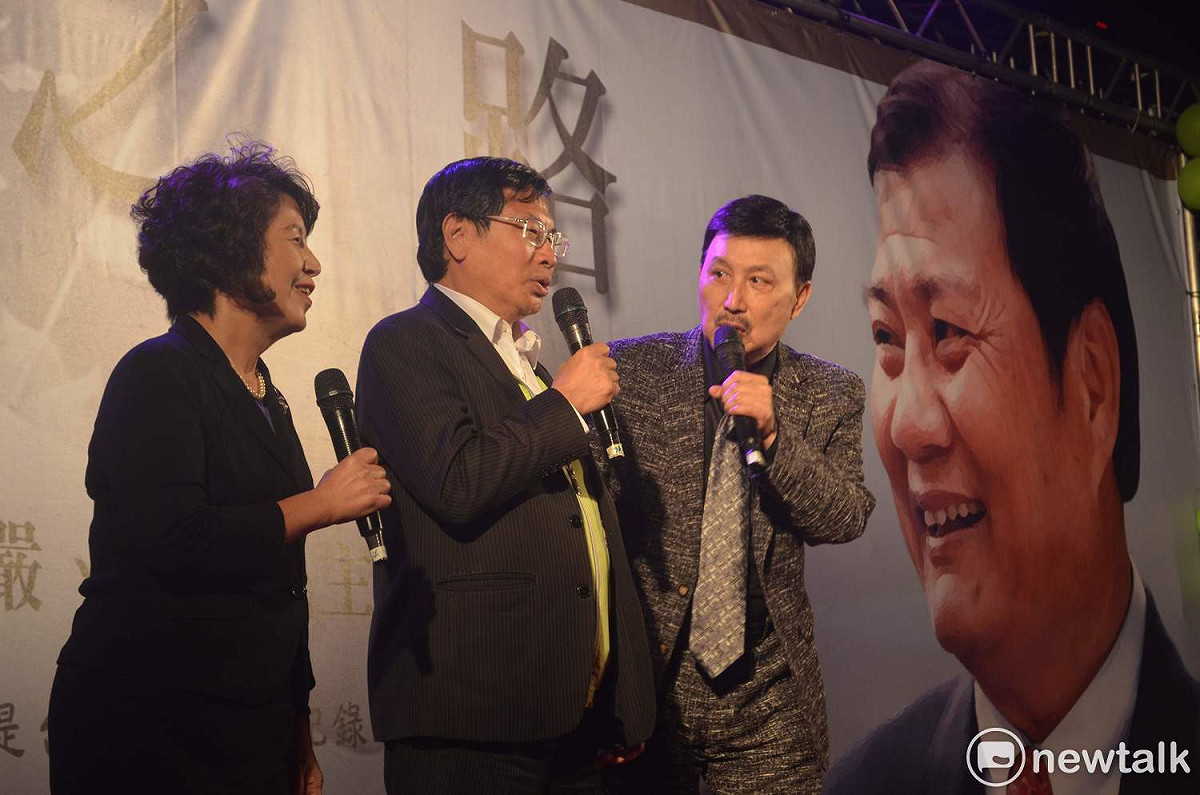涂醒哲被余天拱上台唱「榕樹下」，證明唱歌不是他的強項。 圖 : 蔡坤龍/攝
