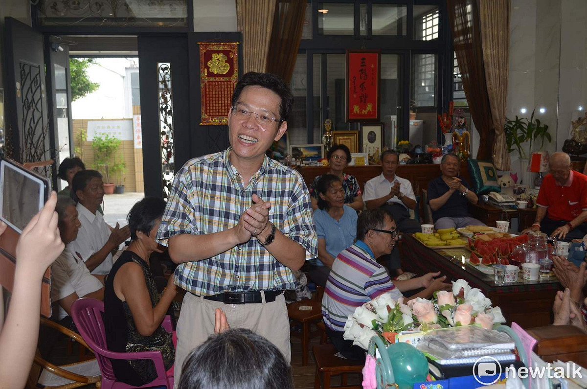表態參選嘉義市長的李允傑，舉辦「客廳座談會」時，不忘唱拿手歌曲。 圖 : 蔡坤龍/攝