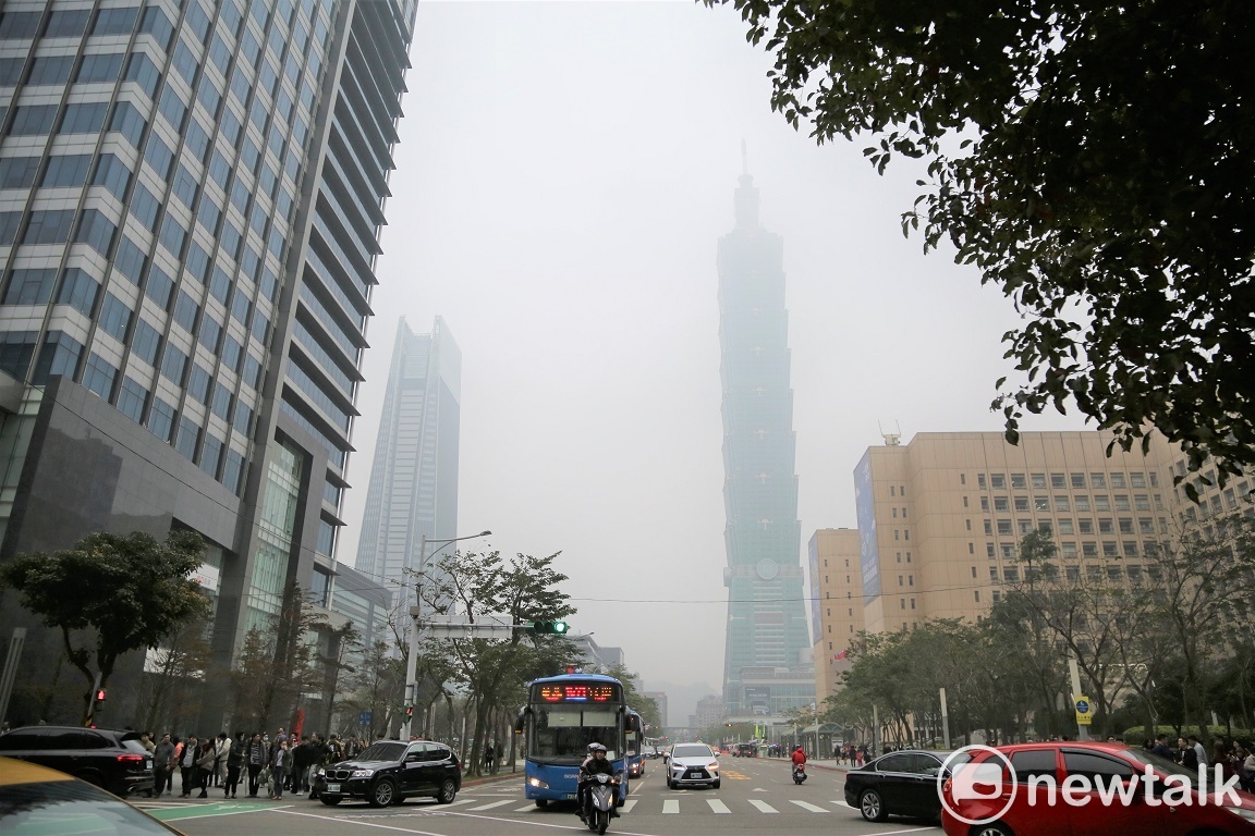 今(31)天台灣上空受到來自大陸的境外汙染物影響，101大樓與天空都是霧濛濛一片。 圖：朱泓任／攝