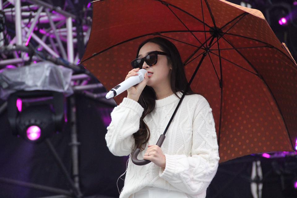 長達一個多小時的彩排，過程中細雨綿綿，唱慢歌Tonight的時候，Jessica撐著工作人員提供的傘。 圖：翻攝自《愛ㄑ桃》FB
