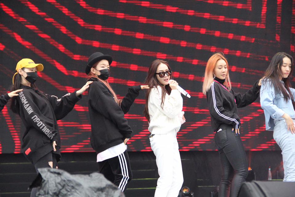 據傳Jessica在今晚將獻唱一首中文歌曲，到底是哪首歌就得等晚上跨年晚會揭曉。 圖：翻攝自《愛ㄑ桃》FB