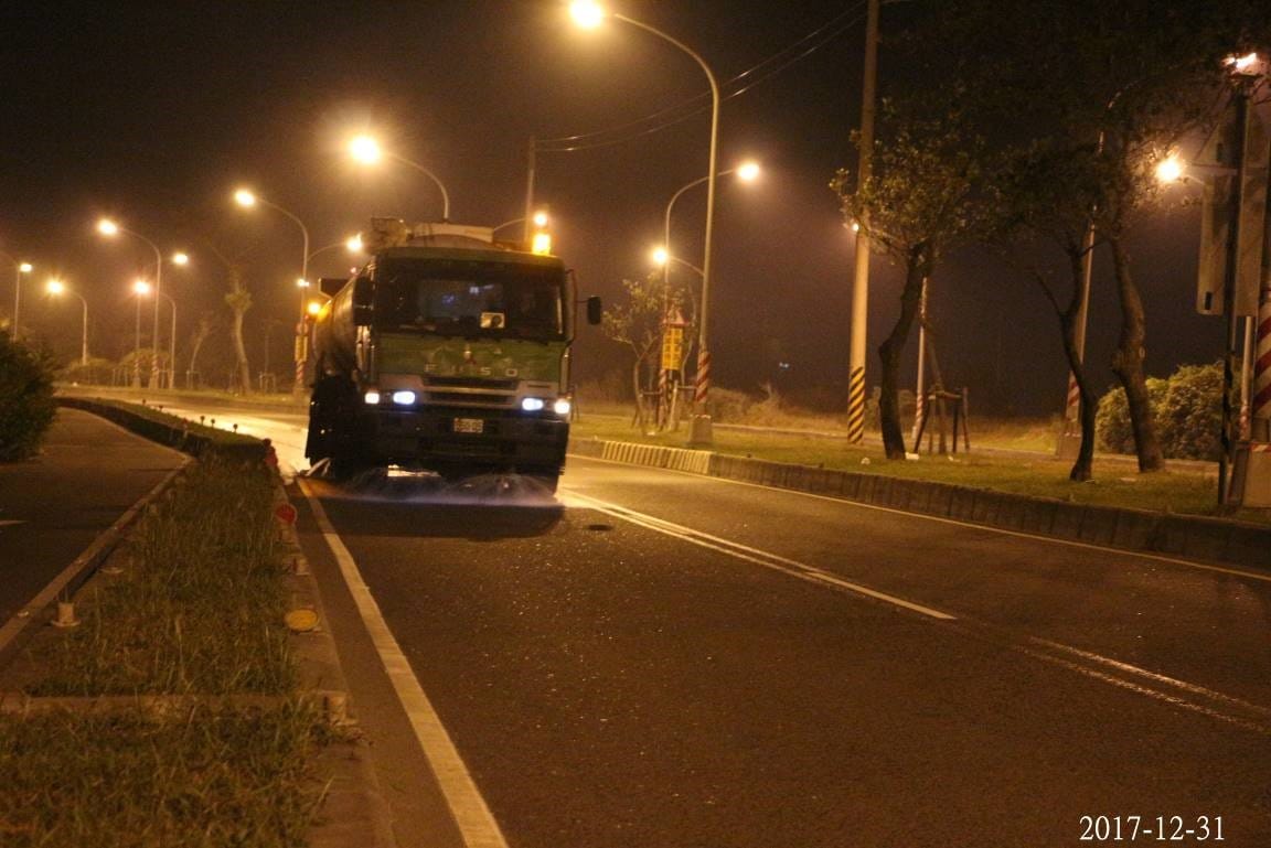 高雄市環保局於南星路執行夜間洗街作業。 圖：高雄市環保局提供