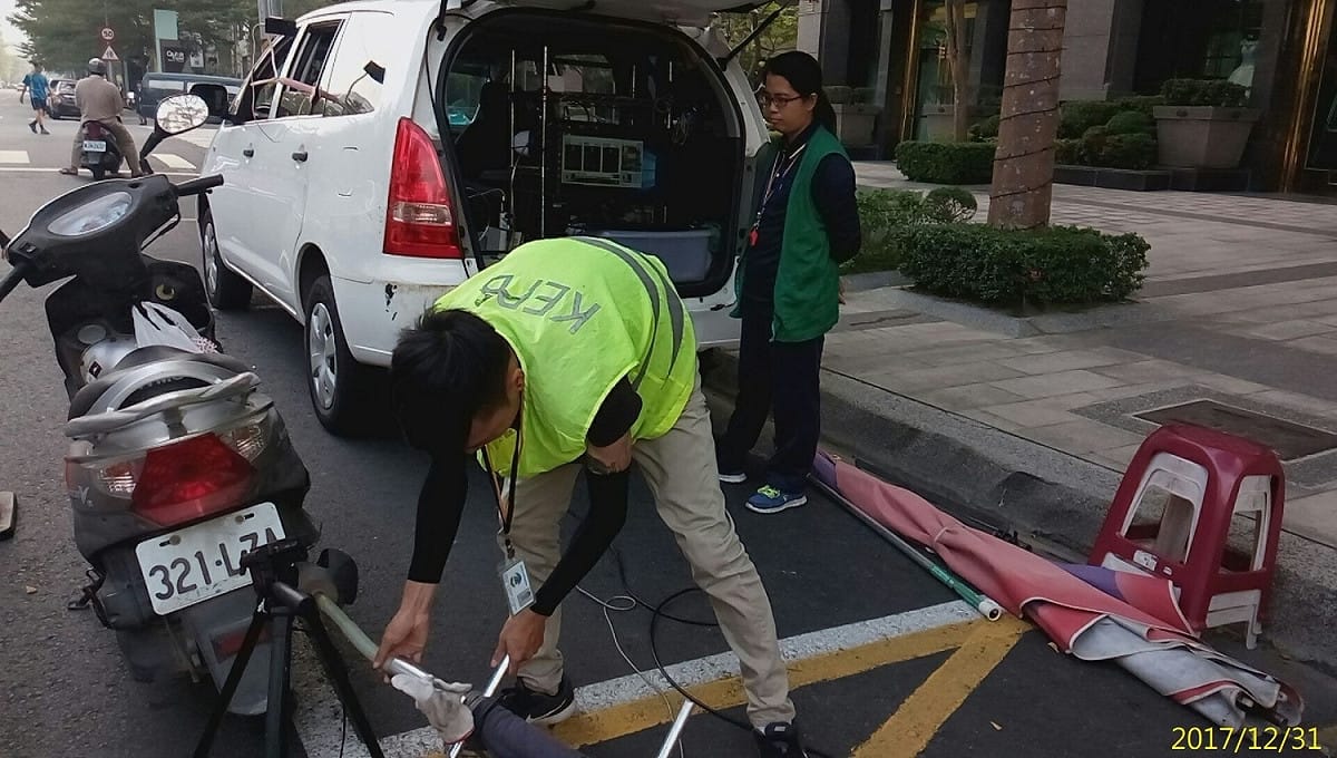 高雄市環保局於鼓山區美術館路執行路邊攔檢應變作為。 圖：高雄市環保局提供