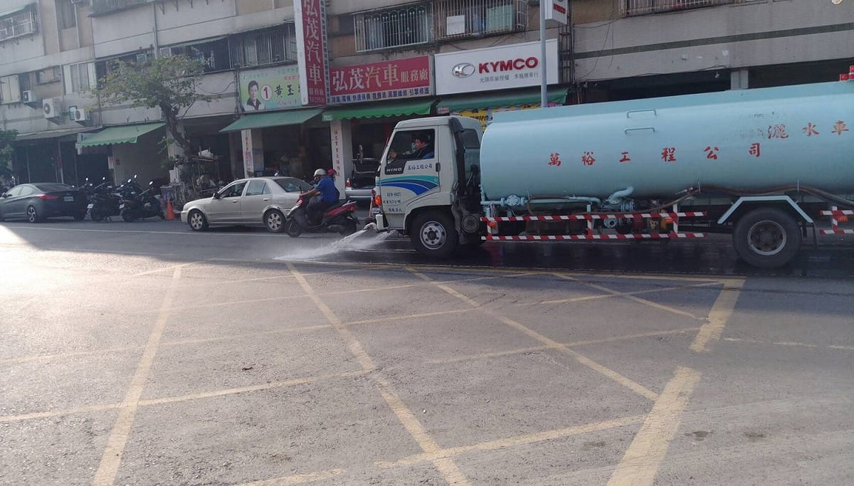 高雄市環保局要求執行工地周界洗掃應變作為一天4次600公尺。 圖：高雄市環保局提供