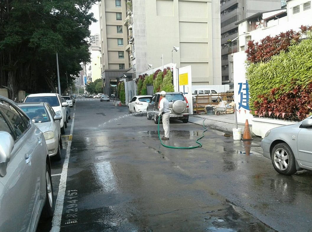 高雄市環保局要求執行工地周界洗掃應變作為一天四次30公尺。 圖：高雄市環保局提供