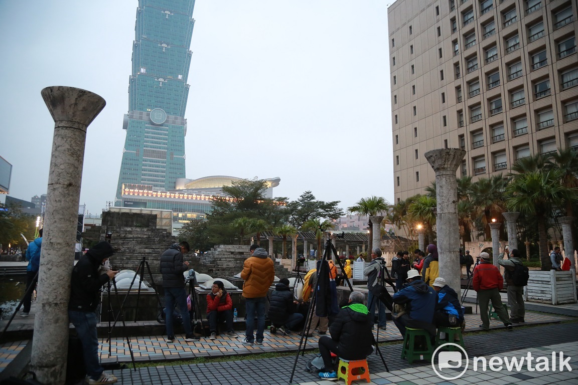 靠近松智路與松濤路交叉口的地方遮蔽物不多，正好能將整座101盡收眼底。 圖：朱泓任／攝