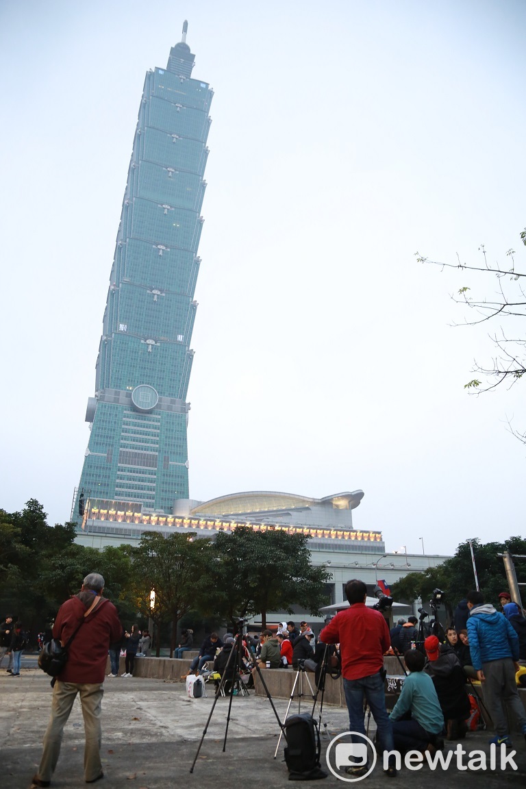 在北市政府後方的松智路上，不少攝影師們在能看見101的好位子擺上腳架，等待煙火施放瞬間。 圖：朱泓任／攝