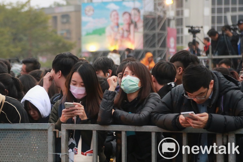 疾管署表示，民眾跨年時若要出門參加活動，應做好個人衛生防護、可配戴口罩以及多洗手，以免染病。 圖：朱泓任／攝