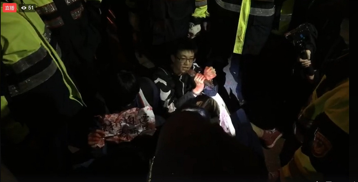 十餘名反迫遷護家園的成員今(31)日傍晚趁警方不備，衝向總統府前潑紅漆，雙方一 度推擠對峙。 翻拍臉書直播